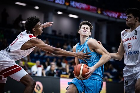 Lucas Giovanetti se manda entre dos. El alero es el goleador argentino del Mundial (Fuente: FIBA.com)