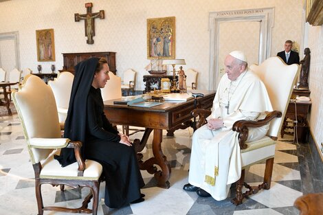 El Papa Francisco recibió a la esposa del periodista Assange en el Vaticano