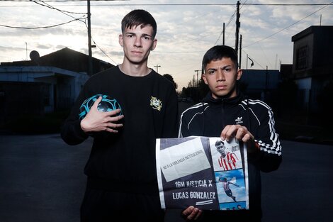 Joaquín Zuñiga con la foto de su amigo y Julián Salas con la pelota.