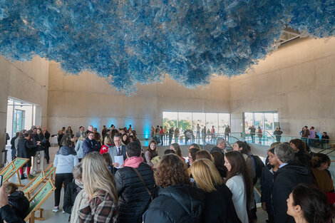 El hall de entrada impacta con "Un año de aire", de Esteban Alvarez.