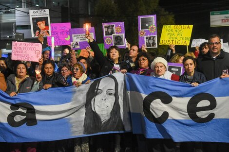 La madre de Cecilia en el puente entre Chaco y Corrientes.