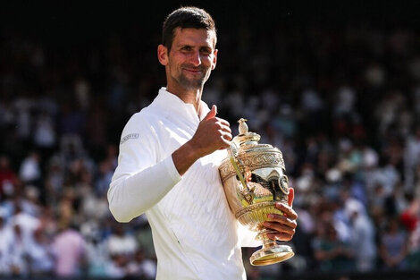 Novak Djokovic con el trofeo de Wimbledon 2022.