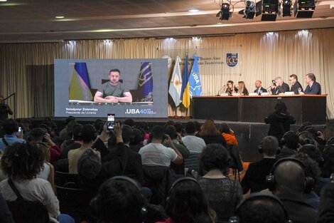 Zelenski habla con estudiantes de la UBA por videoconferencia.