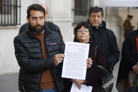 Marcelo Acevedo, de Red de Sitios de Memoria, junto a Alicia Lira, presidenta de la Agrupación de Familiares de Ejecutados Políticos, entregaron carta a Boric pidiendo la renuncia de Patricio Fernández.  (Fuente: EFE)