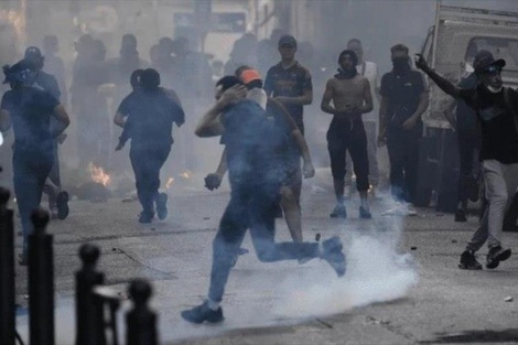 El centro de Marsella se vio plagado de personas que reclamaban al gobierno un freno a la violencia policial. 