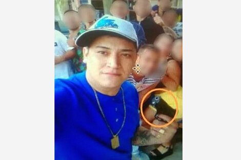 Francisco Riquelme, selfie con arma en mano.