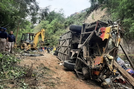 Tragedia en México: al menos 27 personas murieron al volcar y desbarrancar un micro