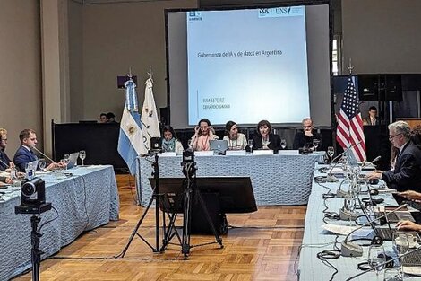 Estévez y Simari, ubicados a la derecha en la mesa central de la reunión en Cancillería.