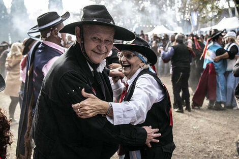 Invitan a bailar en el Parque.