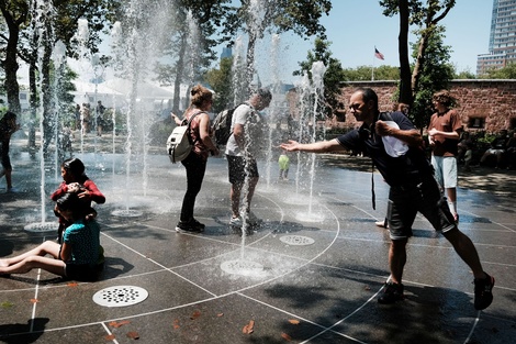 La gente se refresca en el bajo Manhattan, en Nueva York, en días agobiantes para Estados Unidos.