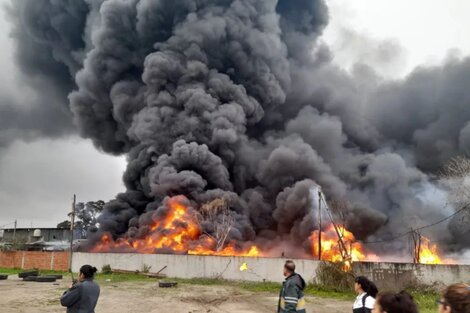 El incendio generó una intensa nube de humo que podría ser perjudicial para la salud, por la combustión del nylon, cartón y plástico del depósito. (Foto: @cartoneros_reciclado)