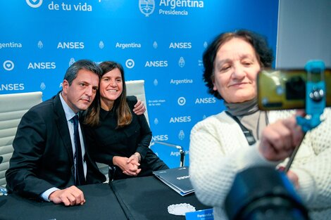 Sergio Massa y Fernanda Raverta, titular de ANSES. 