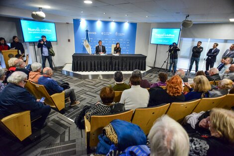 Massa y Raverta, anunciando el beneficio de los créditos Anses para jubilados y pensionados (Foto: Anses).