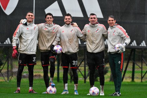 Los jugadores de River felices bajo la lluvia. (Fuente: Prensa River)