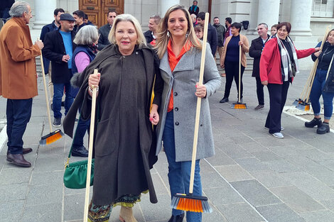 Carrió y Lucila Lehmann con escobas para "barrer la corrupción".