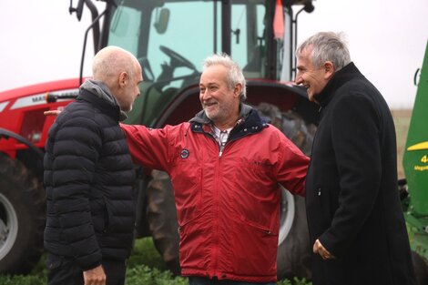 Gerardo Morales en campaña, junto a Horacio Rodríguez Larreta y un productor rural.