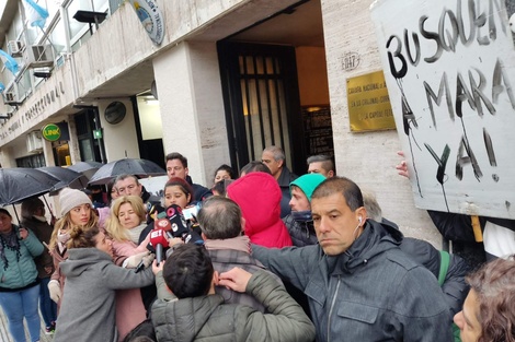 Micaela en la puerta de la fiscalía, sobre la calle Viamonte.