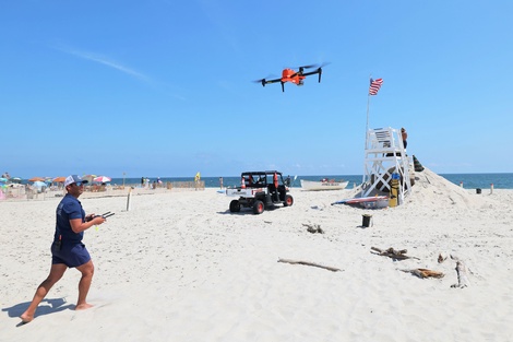 Un guardavidas en Jones Beach State Park, monitoreando las aguas