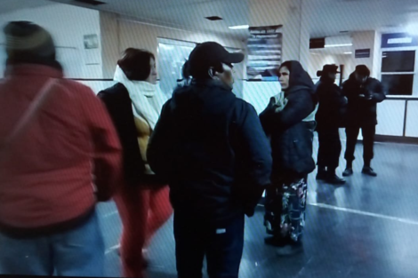 Familiares esperando el resultado del chequeo médico. 