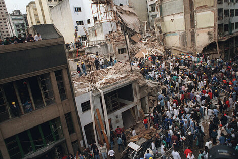 Hoy sigue sin saberse de dónde salió el explosivo, quién organizó el atentado y quién manejó la Trafic hasta la calle Pasteur aquel 18 de julio de 1994.