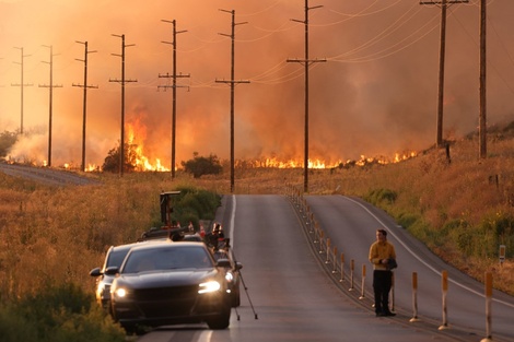 Incendio en Moreno Valley del condado de Riverside, California, Estados Unidos, por la ola de calor extrema de esta semana.