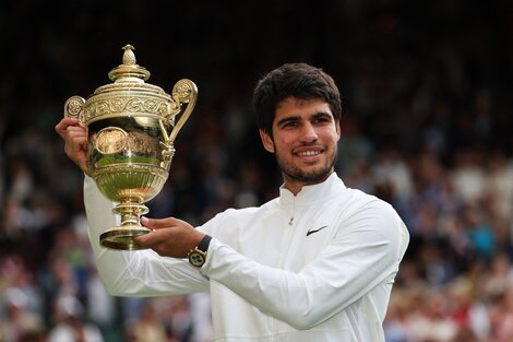 Carlos Alcaraz con el trofeo de Wimbledon, su segundo Grand Slam.