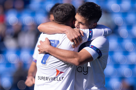 Abrazo y festejo del Vélez campeón de la Reserva. (Fuente: Twitter Vélez)