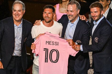 Messi sostiene su camiseta junto a Jorge y José Mas Canosa y David Beckham, los dueños del Inter Miami.