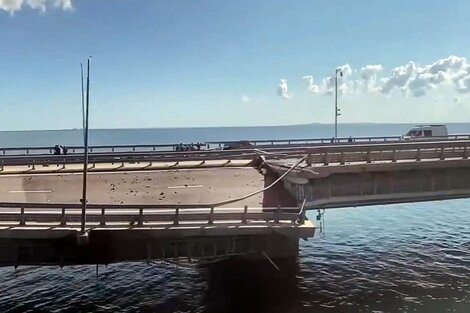 Ucrania golpeó a Rusia en el puente de Crimea con drones submarinos