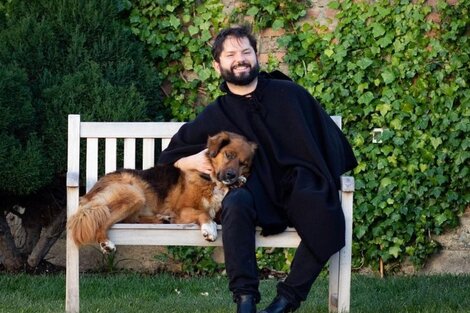 El presidente chileno, Gabriel Boric junto a su perro, Brownie.