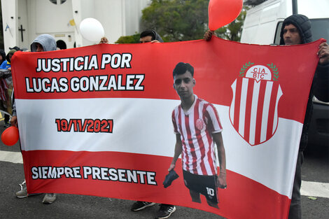 Bandera de justicia por Lucas. Imagen: Nicolás Parodi