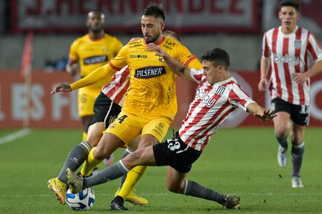 Estudiantes fue contundente ante Barcelona y sigue adelante en la Copa Sudamericana