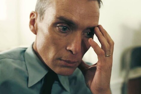 Cillian Murphy encarna con solidez a Oppenheimer. 