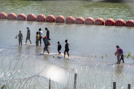 Estados Unidos: un policía dijo que su fuerza tiene orden de empujar inmigrantes al Río Grande