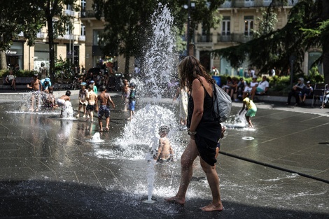 Chicos y grandes se refrescan en la ciudad de Toulouse, en Francia