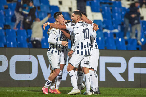 Los jugadores de Talleres festejan el gol