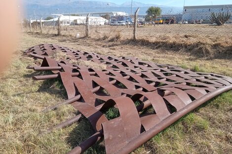 Encontraron tirada la escultura que quitaron del Predio Ferial