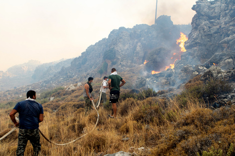 Miles de turistas evacuados debido al fuego en la isla de Rodas 