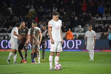 Huracán volvió al triunfo tras una jugada de locos