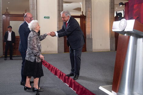 Junto al embajador Carlos Tomada, Estela de Carlotto saluda a Manuel López Obrador.