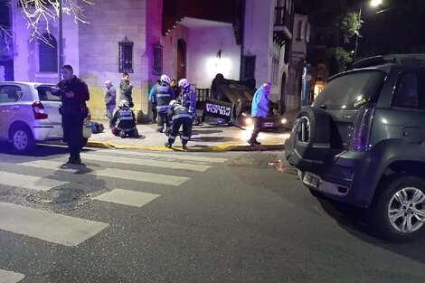 Volcó un patrullero al chocar con un auto en una esquina de Belgrano