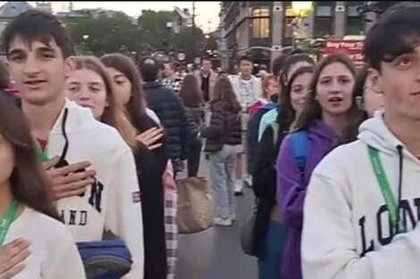 Estudiantes argentinos cantaron la Marcha de Malvinas frente al parlamento británico en Londres