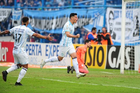 Estigarribia celebra el gol tras el polémico penal que le dio la victoria a Atlético (Fuente: Télam)