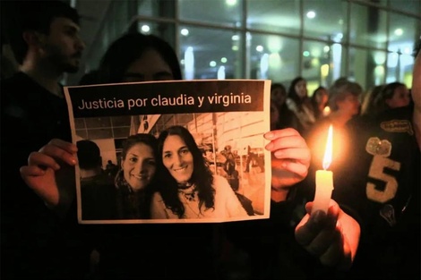 Hubo velas en el homenaje a la madre e hija asesinadas en 2022. 