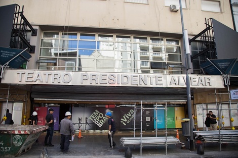 Hasta no hace mucho, la marquesina aún decía "Presidente Alvear", individualizando a Marcelo T. de Alvear, mecenas del teatro.