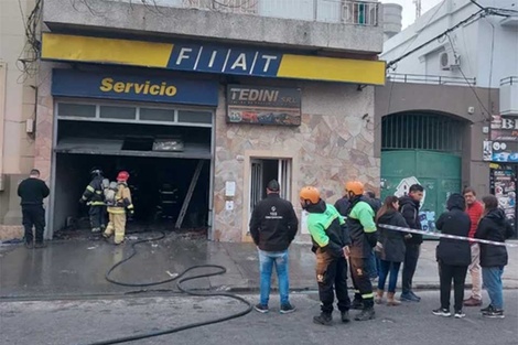 Bomberos trabajan en el taler siniestrado.