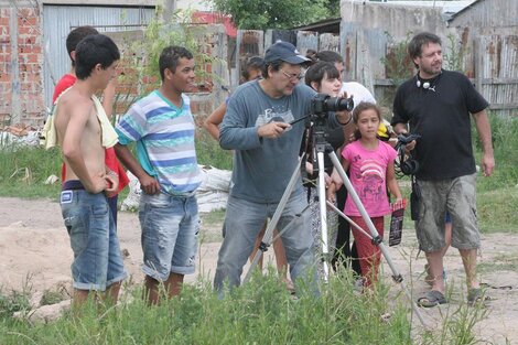 Guarino con alguno de sus alumnos y actores de cine comunitario.