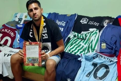 Erenesto Fontanet rodeado de camisetas de jugadores argentinos en Europa.