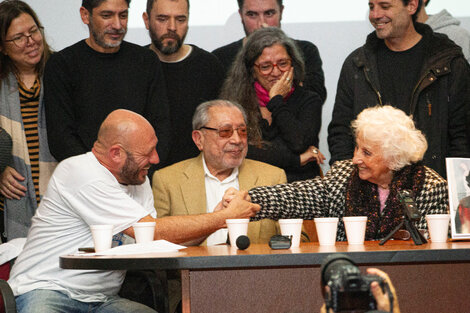 Estela de Carlotto saluda a Miguel "Tano" y Julio Santucho, hermano y papá del nieto 133 recuperado este viernes.