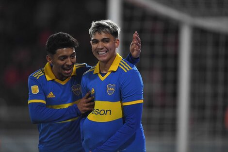 Zeballos celebra con Medina el gol que abrió el marcador en Avellaneda (Fuente: Télam)